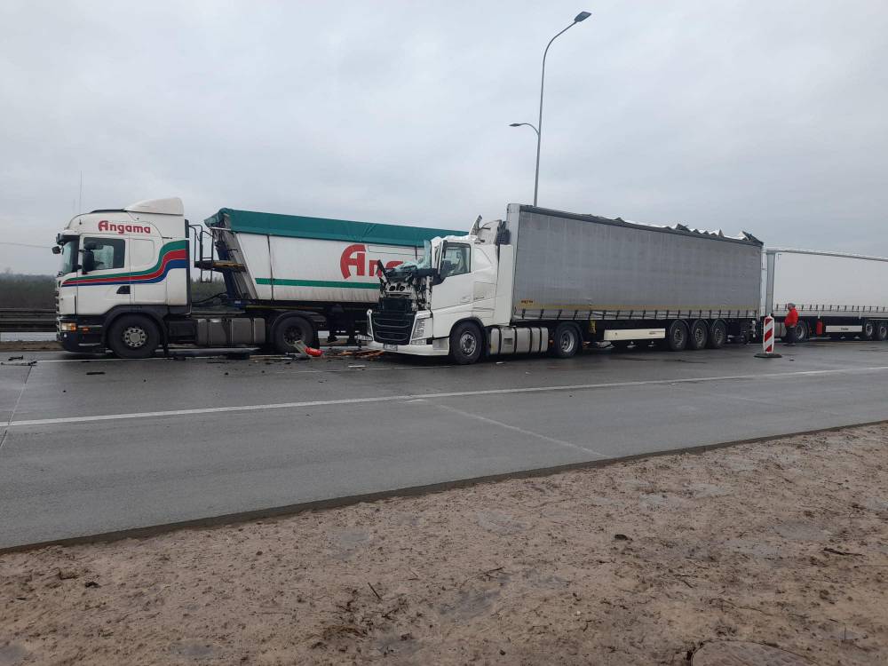 Wypadek 3 samochodów ciężarowych na A1