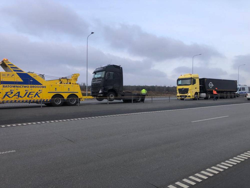 Autostrada A1 - kierunek Katowice wystrzał opony w ciągniku.